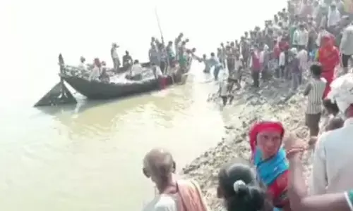 बिहार: भागलपुर में 100 लोगों से भरी नाव पलटी, पांच की मौत, कई लापता बिहार: भागलपुर में 100 लोगों से भरी नाव पलटी, पांच की मौत, कई लापता