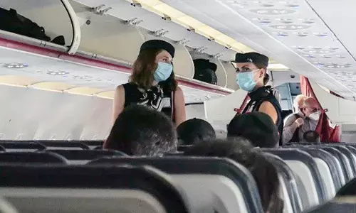 यूट्यूब चैनल के लिए दोस्त की सीट के नीचे छिपी महिला, प्लेन में मचा हड़कंप