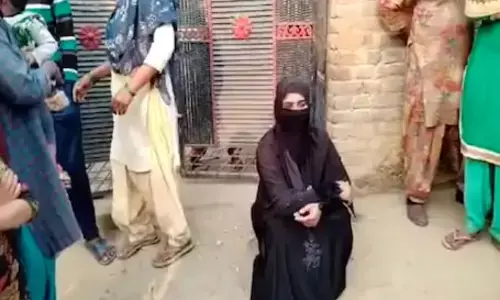 बरेली: शादी की जिद पर अड़ी युवती प्रेमी के घर के बाहर धरने पर बैठी, लगाए गंभीर आरोप, FIR