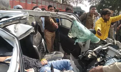नोएडा में कार के उड़े परखच्चे, कार की छत काटकर निकाला ड्राइवर का शव