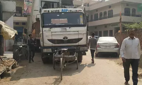 नो एंट्री के बावजूद नगर में भारी वाहनों का प्रवेश प्रशासन के आदेश की उड़ रही है धज्जियां नो एंट्री के बावजूद नगर में भारी वाहनों का प्रवेश प्रशासन के आदेश की उड़ रही है धज्जियां