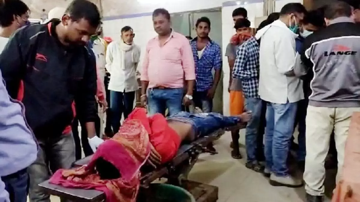 बिहार : दिन दहाड़े युवक को गोलियों से भूना, बेखौफ हमलावर हथियार लहराते फरार बिहार : दिन दहाड़े युवक को गोलियों से भूना, बेखौफ हमलावर हथियार लहराते फरार