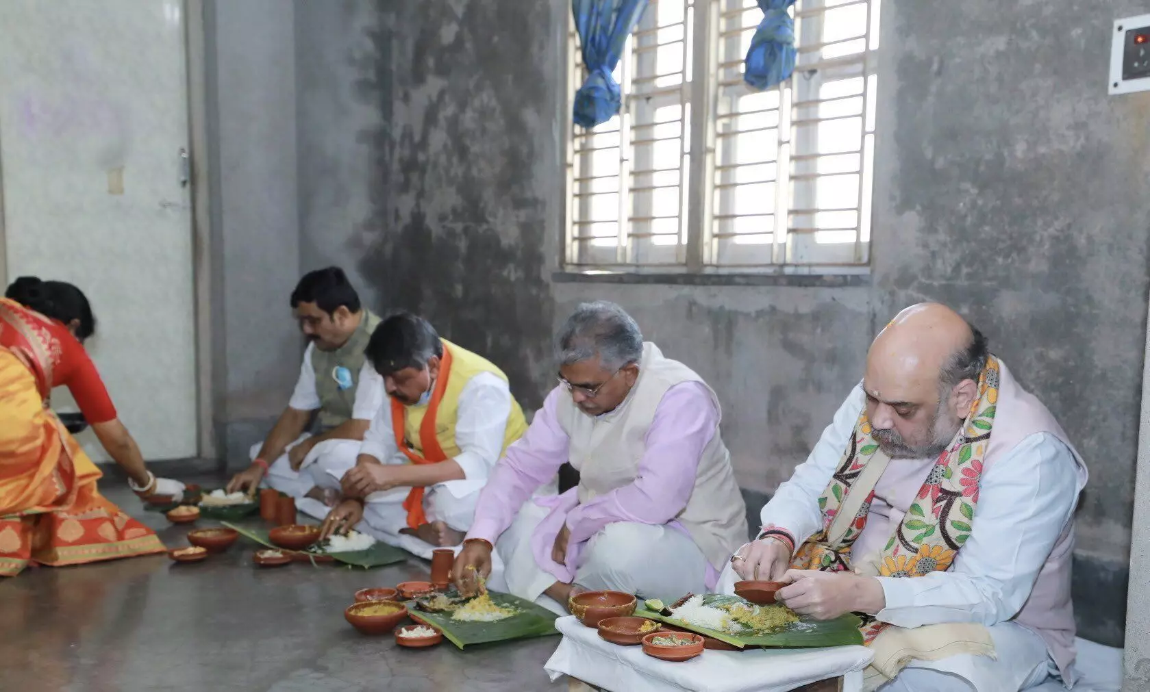 अमित शाह ने मतुआ समुदाय के घर खाया खाना, जानें- बंगाल की राजनीति में इस समुदाय की क्या है अहमियत!