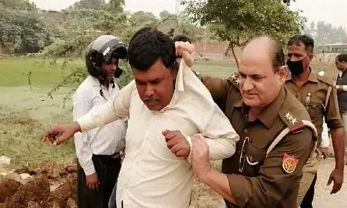 यूपी में पराली जलाने पर पांच किसान भेजे जेल, अन्नदाता के साथ बर्बरता से भारी आक्रोश यूपी में पराली जलाने पर पांच किसान भेजे जेल, अन्नदाता के साथ बर्बरता से भारी आक्रोश