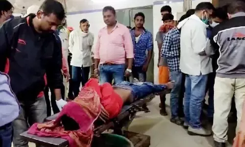 बिहार : दिन दहाड़े युवक को गोलियों से भूना, बेखौफ हमलावर हथियार लहराते फरार बिहार : दिन दहाड़े युवक को गोलियों से भूना, बेखौफ हमलावर हथियार लहराते फरार