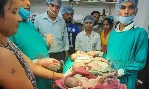 महिला ने तीन बच्चों को दिया जन्म महिला ने तीन बच्चों को दिया जन्म