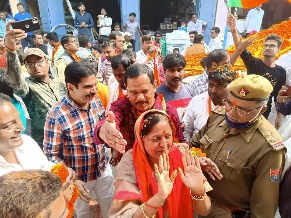 निर्वाचित राज्यसभा सांसद सीमा द्विवेदी के स्वागत के दौरान कइयों की कटी जेब निर्वाचित राज्यसभा सांसद सीमा द्विवेदी के स्वागत के दौरान कइयों की कटी जेब