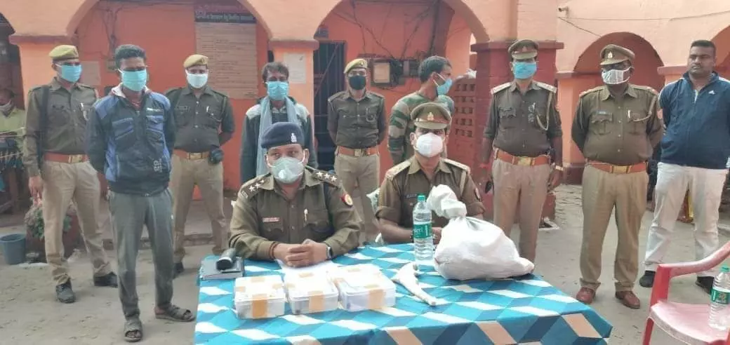 अवैध रुप से असलहा बनाने वाली फैक्ट्री का जलालपुर पुलिस ने किया भंडाफोड़