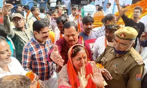 निर्वाचित राज्यसभा सांसद सीमा द्विवेदी के स्वागत के दौरान कइयों की कटी जेब निर्वाचित राज्यसभा सांसद सीमा द्विवेदी के स्वागत के दौरान कइयों की कटी जेब