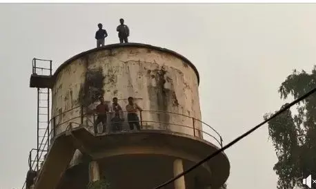 धान तौल न होने से नाराज पांच किसान पानी की टंकी पर चढ़े