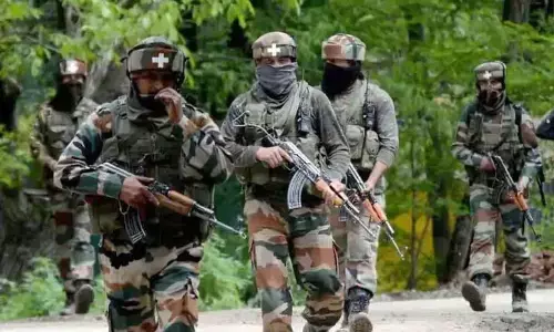 जम्मू-कश्मीर में एनकाउंटर : अनंतनाग में सुरक्षाबलों ने 4 आतंकवादियों को मार गिराया, एनकाउंटर जारी जम्मू-कश्मीर में एनकाउंटर : अनंतनाग में सुरक्षाबलों ने 4 आतंकवादियों को मार गिराया, एनकाउंटर जारी