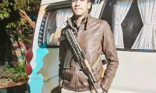 यूपी के आगरा में खनन माफियाओं ने सिपाही को ट्रैक्टर-ट्रॉली से कुचला‚ मौत यूपी के आगरा में खनन माफियाओं ने सिपाही को ट्रैक्टर-ट्रॉली से कुचला‚ मौत