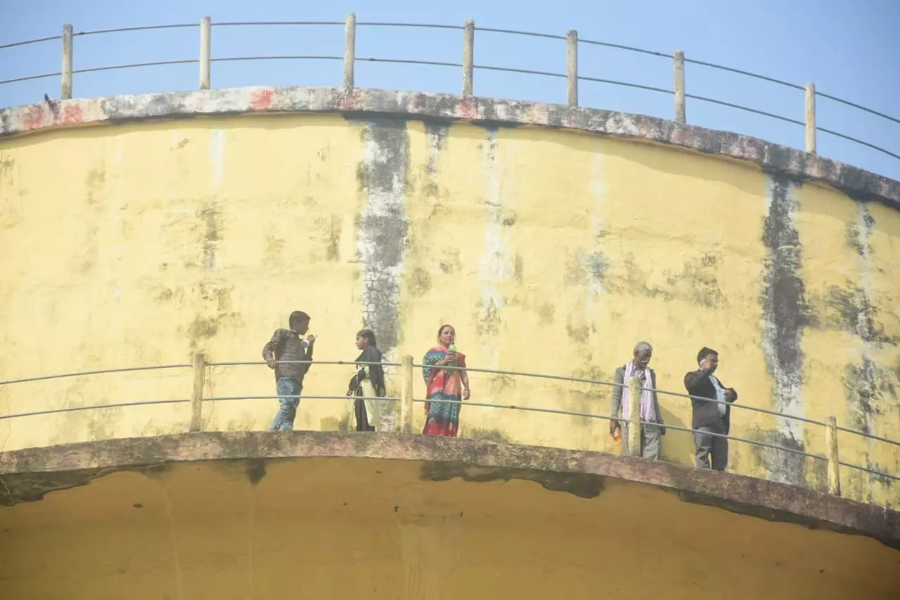 प्रयागराज में पानी टंकी के ओवर हेड पर चढ़ा है परिवार, 48 घंटे बाद भी नहीं मिला कोई भरोसा