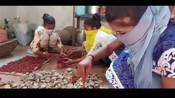 दीपावली को रौशन करेंगे गाय के गोबर से बने दीपक, महिलाएं कर रही निर्माण