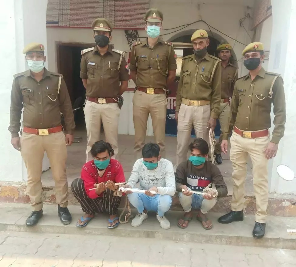 इटावा पुलिस ने अवैध रूप से पटाखा बेचने वालों को लाखों रूपये के पटाखों समेत तीन अभियुक्तों को किया गिरफ्तार