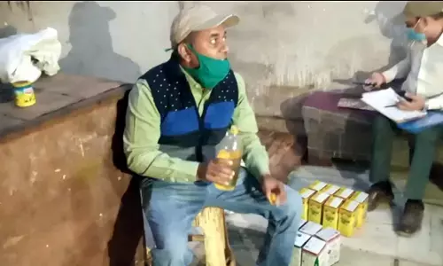 हाथरस: सेंट डालकर नकली घी बनाने वाली फैक्ट्री का भंडाफोड़, असली कंपनी के पैकेट्स का इस्तेमाल हाथरस: सेंट डालकर नकली घी बनाने वाली फैक्ट्री का भंडाफोड़, असली कंपनी के पैकेट्स का इस्तेमाल