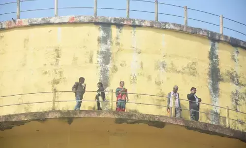 प्रयागराज में पानी टंकी के ओवर हेड पर चढ़ा है परिवार, 48 घंटे बाद भी नहीं मिला कोई भरोसा