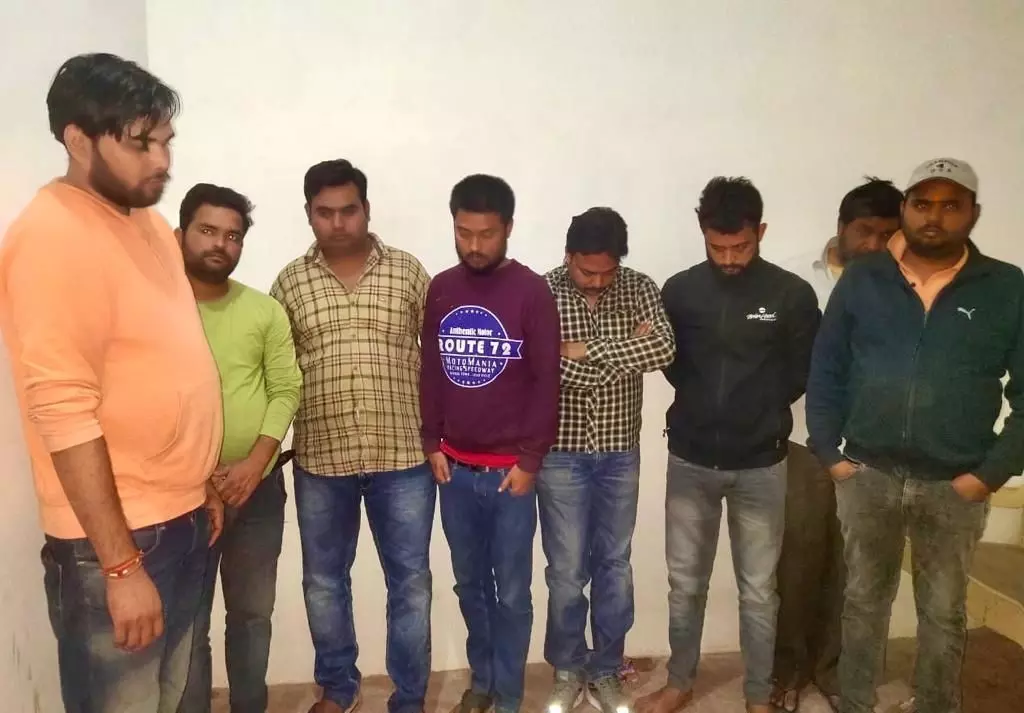 इटावा पुलिस ने जुआ खेलते हुए 9 अभियुक्तों को 1,10226 रुपये समेत किया गिरफ्तार