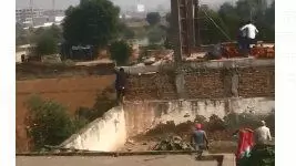 नोएडा में पीटते पीटते छत से गिरा नीचे युवक, देखिये पूरा वीडियो