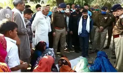 यूपी में दिनदहाड़े बदमाशों ने युवक को मारी गोली, मौके पर मौत यूपी में दिनदहाड़े बदमाशों ने युवक को मारी गोली, मौके पर मौत