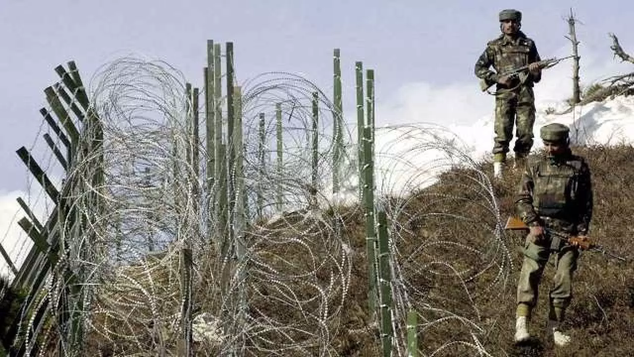 सेना की जवाबी कार्रवाई में 11 सैनिकों के मरने से PAK तिलमिलाया, भारतीय राजनयिक को भेजा समन