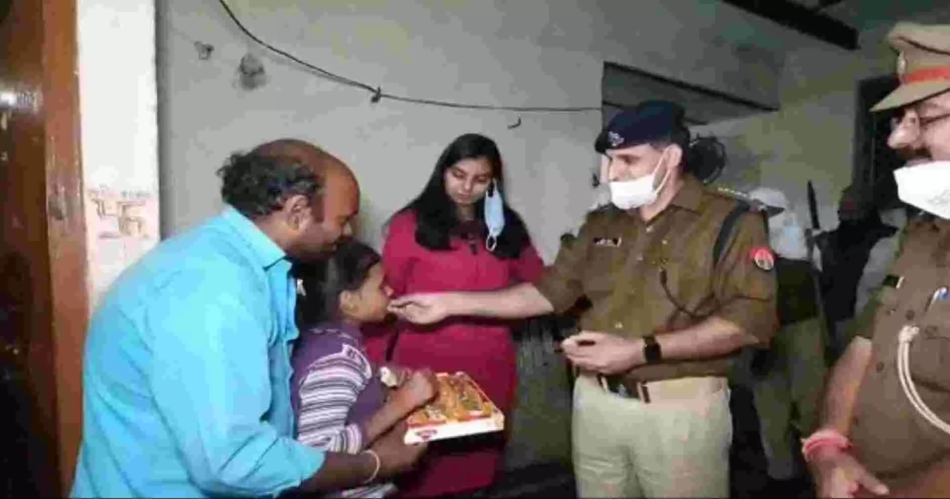 CM योगी के आदेश के बाद पटाखा कारोबारी रिहा, बच्ची के लिए भेजा उपहार, जानें- पूरा मामला