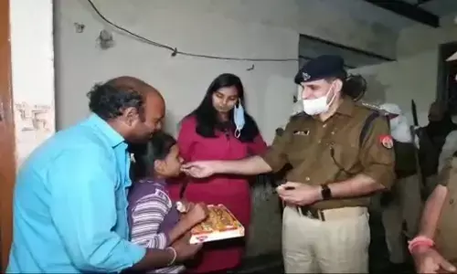 CM योगी के आदेश के बाद पटाखा कारोबारी रिहा, बच्ची के लिए भेजा उपहार, जानें- पूरा मामला CM योगी के आदेश के बाद पटाखा कारोबारी रिहा, बच्ची के लिए भेजा उपहार, जानें- पूरा मामला