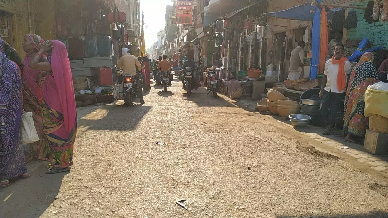जौनपुर में बंदी के दिन धड़ल्ले से खुल रहीं हैं दुकानें, जिम्मेदार कौन?
