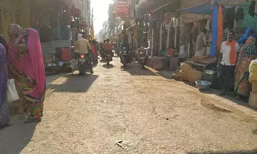 जौनपुर में बंदी के दिन धड़ल्ले से खुल रहीं हैं दुकानें, जिम्मेदार कौन? जौनपुर में बंदी के दिन धड़ल्ले से खुल रहीं हैं दुकानें, जिम्मेदार कौन?
