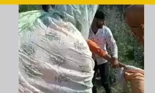 शामली में दो पक्षों में लाइव मारपीट का वीडियो वायरल, जमकर चले लाठी डंडे और ईटे शामली में दो पक्षों में लाइव मारपीट का वीडियो वायरल, जमकर चले लाठी डंडे और ईटे