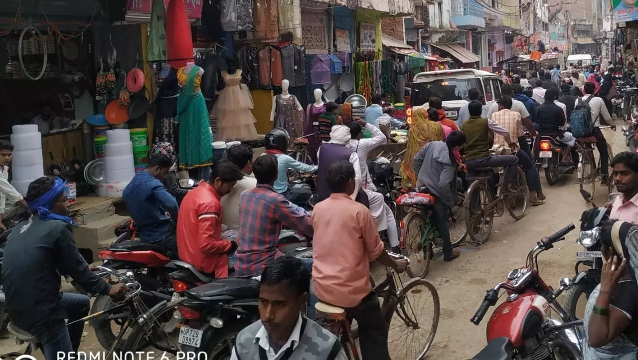 बाजारों में धीरे धीरे बढ़ रही भीड़ से कोरोना संक्रमण का बढ़ा खतरा फिर बढ़ सकता है प्रभाव बाजारों में धीरे धीरे बढ़ रही भीड़ से कोरोना संक्रमण का बढ़ा खतरा फिर बढ़ सकता है प्रभाव