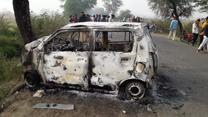 प्रयागराज में कार में लगी आग, कार सवार तीन लोंगों की जलकर मौके पर मौत