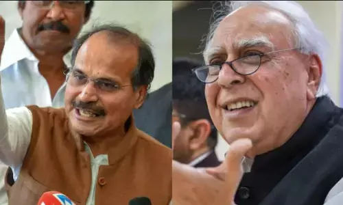 कांग्रेस में रार? अधीर रंजन चौधरी ने कपिल सिब्बल पर बोला जोरदार हमला, जानें- क्या है मामला कांग्रेस में रार? अधीर रंजन चौधरी ने कपिल सिब्बल पर बोला जोरदार हमला, जानें- क्या है मामला