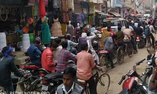 बाजारों में धीरे धीरे बढ़ रही भीड़ से कोरोना संक्रमण का बढ़ा खतरा फिर बढ़ सकता है प्रभाव बाजारों में धीरे धीरे बढ़ रही भीड़ से कोरोना संक्रमण का बढ़ा खतरा फिर बढ़ सकता है प्रभाव