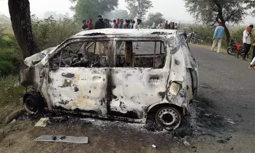 प्रयागराज में कार में लगी आग, कार सवार तीन लोंगों की जलकर मौके पर मौत