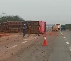यमुना एक्सप्रेसवे पर सड़क हादसा,ईट से भरे ट्रैक्टर ट्रॉली व रोडवेज बस की हुई भिड़त यमुना एक्सप्रेसवे पर सड़क हादसा,ईट से भरे ट्रैक्टर ट्रॉली व रोडवेज बस की हुई भिड़त