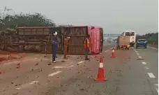 यमुना एक्सप्रेसवे पर सड़क हादसा,ईट से भरे ट्रैक्टर ट्रॉली व रोडवेज बस की हुई भिड़त यमुना एक्सप्रेसवे पर सड़क हादसा,ईट से भरे ट्रैक्टर ट्रॉली व रोडवेज बस की हुई भिड़त