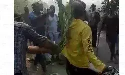 लड़की भगाकर ले जा रहे युवक की धुनाई का वीडियो वायरल, बीच सड़क उतारा पब्लिक ने आशिकी का भूत लड़की भगाकर ले जा रहे युवक की धुनाई का वीडियो वायरल, बीच सड़क उतारा पब्लिक ने आशिकी का भूत