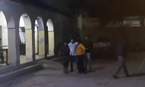 शामली: कोविड 19 सैंपलिंग टीम पर हमला, वीडियो वायरल शामली: कोविड 19 सैंपलिंग टीम पर हमला, वीडियो वायरल