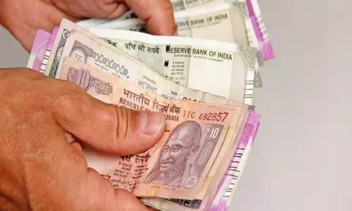 गोरखपुर में सड़क पर बिखरे 2000 और 500 के नोट देख लूटने के लिए कार-बाइक रोक कर टूट पड़े लोग