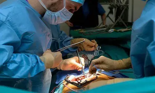 ऑपरेशन के दौरान डॉ ने कर दिया घटिया काम, पथरी की जगह निकाल लिया ये अंग, अस्पताल के बाहर मचा हंगामा