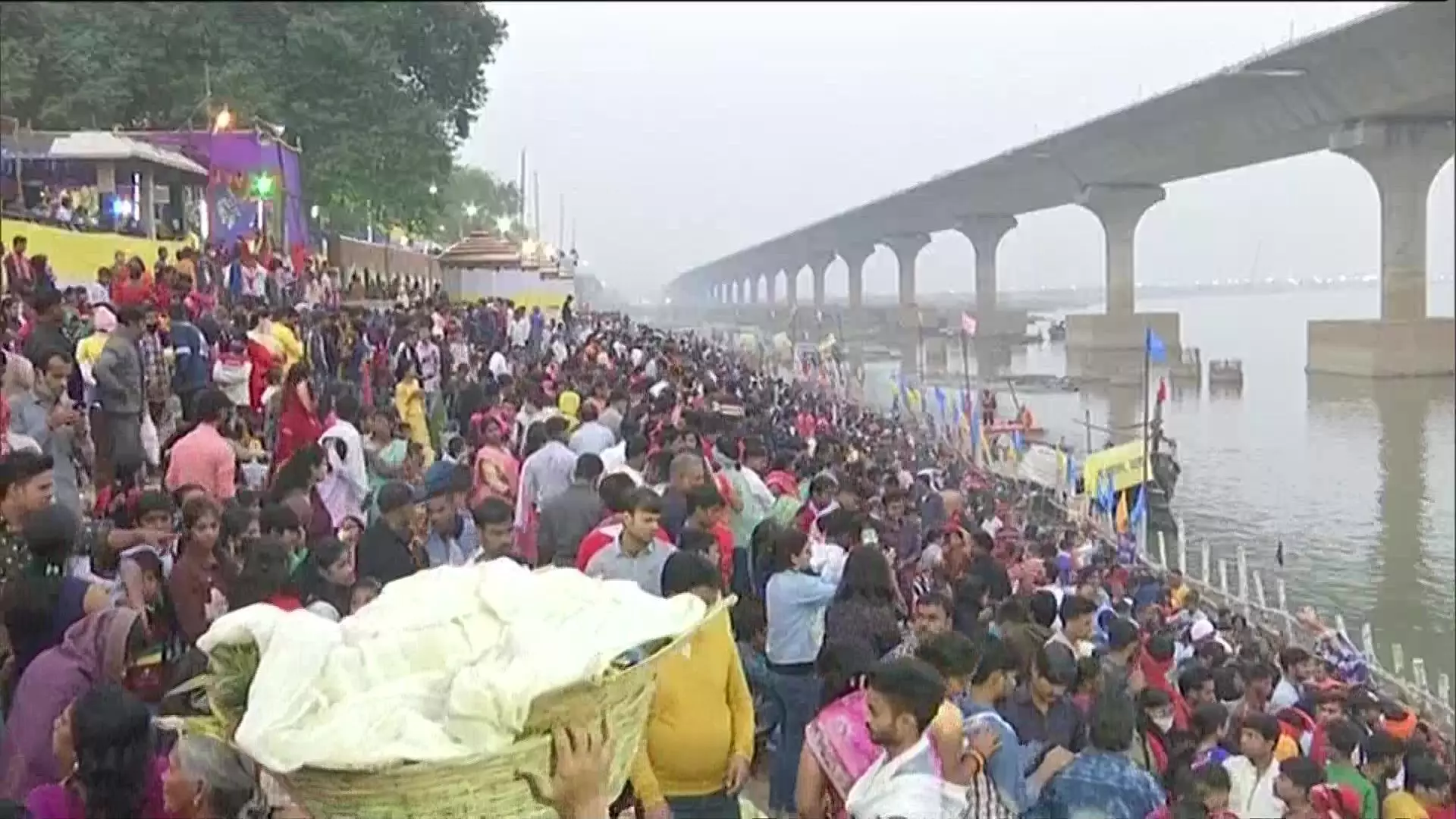 ChhathPuja : उगते सूर्य को अर्घ्य देकर संपन्न हुई छठ पूजा, कोरोना संकट के बीच कई जगह घाटों पर भारी भीड़