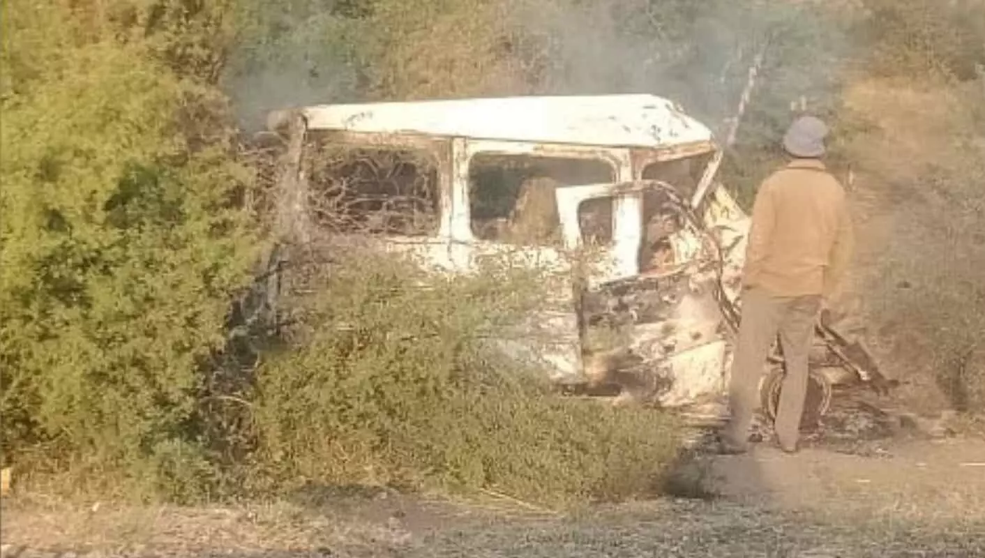 गुजरात में भीषण सड़क हादसा, डंपर और कार में टक्कर, कार सवार 7 लोग जिंदा जले गुजरात में भीषण सड़क हादसा, डंपर और कार में टक्कर, कार सवार 7 लोग जिंदा जले