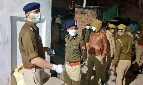 यूपी के बांदा में सिपाही, उसकी पत्नी और मां की हत्या कुल्हाड़ी से काटकर निर्मम हत्या यूपी के बांदा में सिपाही, उसकी पत्नी और मां की हत्या कुल्हाड़ी से काटकर निर्मम हत्या