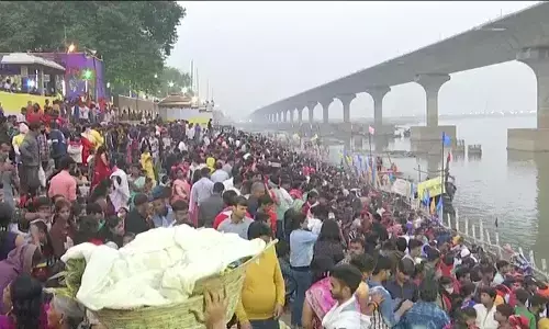 ChhathPuja : उगते सूर्य को अर्घ्य देकर संपन्न हुई छठ पूजा, कोरोना संकट के बीच कई जगह घाटों पर भारी भीड़ ChhathPuja : उगते सूर्य को अर्घ्य देकर संपन्न हुई छठ पूजा, कोरोना संकट के बीच कई जगह घाटों पर भारी भीड़