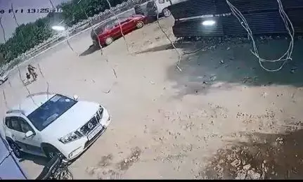 नोएडा में बाइक सवार बदमाशों ने दिन दहाड़े पिस्टल के बल पर ज्वैलर्स कारोबारी से सोने की चेन लूटी