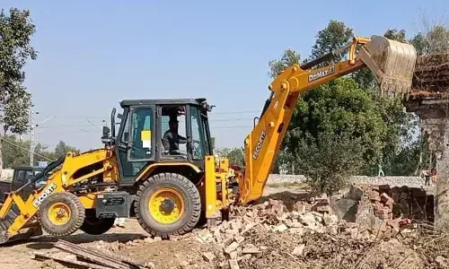 किसानों के खेतों मकान पर चलता जेसीबी का पंजा किसानों के खेतों मकान पर चलता जेसीबी का पंजा