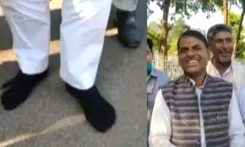 धरना स्थल से कांग्रेस विधायक के जूते हुए चोरी, फिर बोले- अब सत्ता में वापसी के बाद ही पहनूंगा धरना स्थल से कांग्रेस विधायक के जूते हुए चोरी, फिर बोले- अब सत्ता में वापसी के बाद ही पहनूंगा