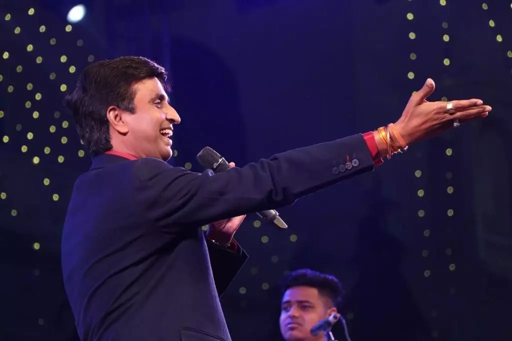 लखनऊ युनिवर्सिटी के शताब्दी समारोह में कुमार विश्वास का जलवा, लखनऊ यूनिवर्सिटी में फैंस की उमड़ी भीड़ लखनऊ युनिवर्सिटी के शताब्दी समारोह में कुमार विश्वास का जलवा, लखनऊ यूनिवर्सिटी में फैंस की उमड़ी भीड़