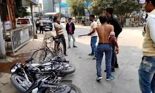 बरेली मे दबंगो क़े हौंसले बुलंद, बीच चौराहे पर की रिक्शा चालक की पिटाई